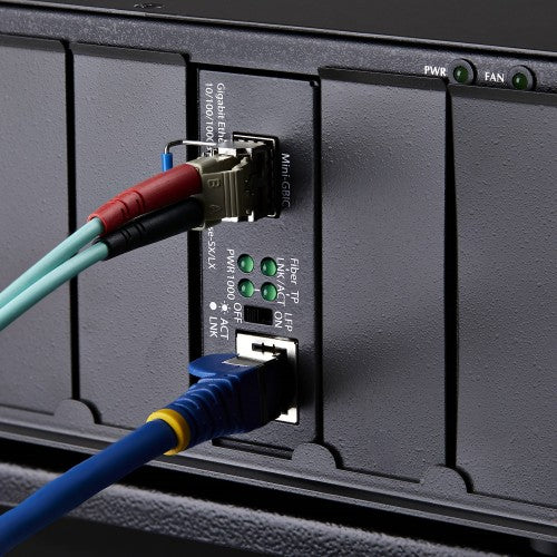 StarTech.com Single-Mode (SM) LC Fiber Media Converter for 10/100/1000 Networks, Standalone Gigabit Ethernet to Fiber Converter, 20km - TAA