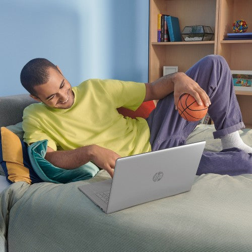 HP Laptop 17-cn3007na Intel® N i3-N305 43.9 cm (17.3") Full HD 8 GB DDR4-SDRAM 512 GB SSD Wi-Fi 6 (802.11ax) Windows 11 Home Silver